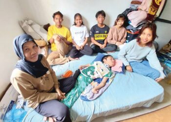 HAZLINA Husin (kiri) bersama enam anaknya termasuk seorang berstatus OKU yang tiada dokumen pengenalan diri di rumah sewa mereka di Cherating, Kuantan, Pahang.