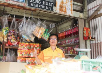 LIM Poh Eng di hadapan kedai runcit yang diusahakan selama 30 tahun dan menjadi satu-satunya individu berketerunan Baba di pekan Pengkalan Kempas, Linggi, Port Dickson. – UTUSAN / NOR SHAFIQAH MOHD. GHAZALI