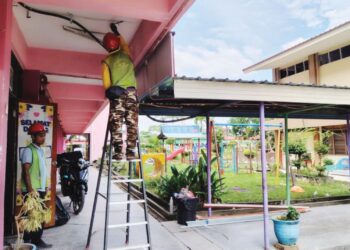 PEKERJA membaik pulih pendawaian susulan rosak akibat dibadai ribut dan puting beliung dekat 
SK Kampung Medan, Sijangkang di Kuala Langat, Selangor, semalam.