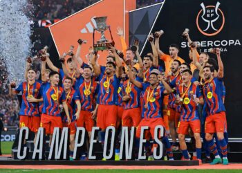 BARCELONA merampas Piala Super Sepanyol selepas berjaya menewaskan musuh tradisi Real Madrid 3-2 dalam final  yang sengit di di Stadium Raja Abdullah, awal pagi tadi.-AFP