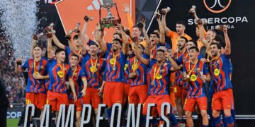 BARCELONA merampas Piala Super Sepanyol selepas berjaya menewaskan musuh tradisi Real Madrid 3-2 dalam final  yang sengit di di Stadium Raja Abdullah, awal pagi tadi.-AFP