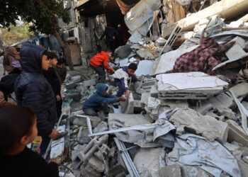 Penduduk Palestin mencari sisa barang mereka yang masih boleh digunakan dalam serpihan runtuhan rumah yang dimusnahkan oleh tentera Zionis di kem pelarian Maghazi, Gaza kelmarin. - AFP