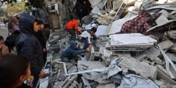 Penduduk Palestin mencari sisa barang mereka yang masih boleh digunakan dalam serpihan runtuhan rumah yang dimusnahkan oleh tentera Zionis di kem pelarian Maghazi, Gaza kelmarin. - AFP