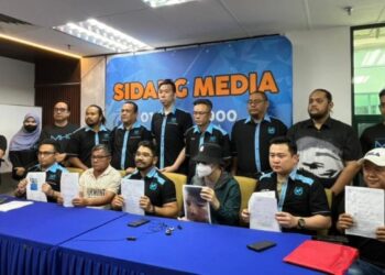 HISHAMUDDIN Hashim (duduk, tiga dari kiri) bersama mangsa scammer pada sidang akhbar di Pejabat Pertubuhan Kemanusiaan Masyarakat Antarabangsa Malaysia (MHO), Kuala Lumpur, semalam.