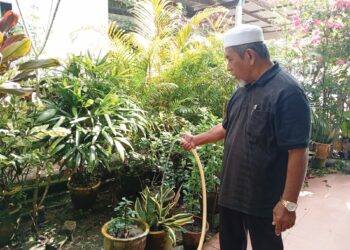 JUSOH Ngah menunjukkan tekanan air rendah yang dialami penduduk selepas Projek Bekalan Air Luar Bandar terbengkalai sejak dua tahun lalu di Kubang Jela, Kuala Terengganu. – UTUSAN/ ERMA YUSNIDA JUSOH