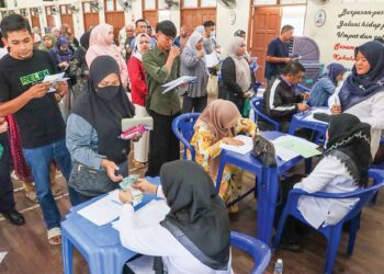 SEBAHAGIAN daripada ibu bapa pelajar yang hadir untuk mendapatkan wang Bantuan Awal Persekolahan (BAP) Tahun 2026 di SMK Tun Syed Sheh Barakbah di Sungai Bakap, Nibong Tebal, Pulau Pinang semalam. – UTUSAN/DANIAL SAAD