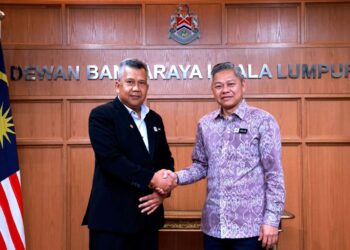 Fadlun Mak Ujud (kanan) menyambut  kunjungan Azmi Kamaruzaman pada sesi pembentangan laporan tatakelola di Menara Dewan Bandaraya Kuala Lumpur (DBKL), Kuala Lumpur semalam -IHSAN SPRM