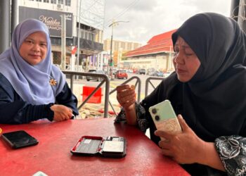 ROSLAILI Yusof (kanan) menunjukkan sebentuk cincin yang dibeli daripada seorang individu yang mahu mendapatkan wang untuk menampung perbelanjaan penggal baharu persekolahan anaknya di Kota Bharu, Kelantan. – UTUSAN/ROSLIZA MOHAMED