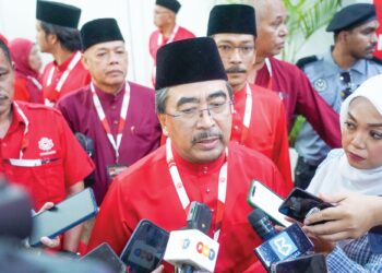JOHARI Abdul Ghani bercakap kepada pemberita selepas Ucapan Dasar Presiden UMNO sempena Perhimpunan Agung UMNO di Dewan Merdeka, Pusat Dagangan Dunia (WTC) Kuala Lumpur semalam.