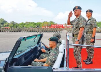 AZHAN Md. Othman memberi tabik hormat semasa Perbarisan Tamat Latihan Perajurit Muda Lelaki Siri 204/25 dan Wanita Siri 50/25 di Pusasda, semalam.
Port Dickson semalam.  MINGGUANMOHD. SHAHJEHAN MAAMIN