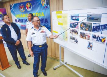 ABDUL Muhaimin Muhammad Salleh menunjukkan PATI dan dua bot yang dirampas dalam operasi berasingan, pada sidang akhbar di Pejabat Maritim Malaysia Selangor, di Klang, Selangor semalam. – UTUSAN/SADDAM YUSOFF