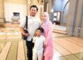 Mohamad Sharafi Mokhtar bersama isteri, Syahira Sarbini dan Anaqi Mikhael selepas Penyerahan Bantuan Bagi Rawatan Pemindahan Hati di Bilik Getakqn Tun Abdul Razak, Bangunan Sultan Ibrahim , Jalan Bukit Timbalan, Johor Bahru semalam. 
– UTUSAN/BAAZLAN  IBRAHIM