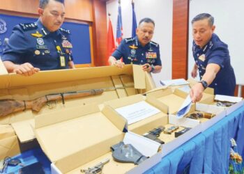 MOHD. Yusoff Mamat (tengah) bersama pegawai kanan menunjukkan  senjata api yang dirampas  di Ibu Pejabat Polis Kontinjen (IPK) Kelantan, Kota Bharu, Kelantan semalam. – UTUSAN/YATIMIN ABDULLAH.