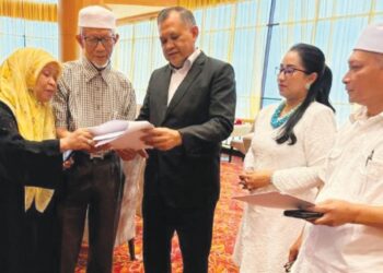 Peguam Zulqarnain Lukman (tengah) berbincang dengan Wan Abdul Rahman Wan Yaacob (dua dari kiri) dan Ruhani Hussin di Kota Bharu, baru-baru ini.