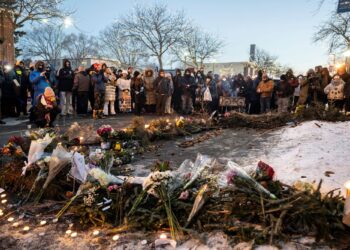 Orang ramai berkabung di lokasi pegawai imigresen menembak mati Alex Pretti
di  Minneapolis, Minnesota, Amerika Syarikat, Sabtu lalu. – AFP