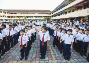 MURID tahun satu Sekolah Kebangsaan (SK) Bandar Baru Sintok menyertai perhimpunan pertama mereka sempena pembukaan sekolah sesi 2026 di Changlun, Kubang Pasu, Kedah semalam. 
– UTUSAN/SHAHIR NOORDIN