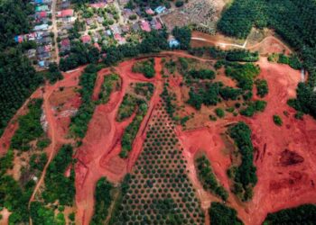 KESAN peninggalan perlombongan bauksit di Felda Bukit Goh, Kuantan, Pahang.
