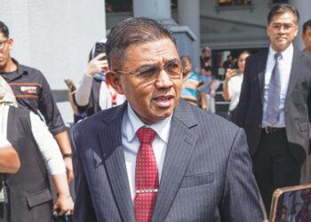 MOHD. NIZAM Jaafar keluar dari Mahkamah Sesyen Kuala Lumpur selepas selesai perbicaraan atas empat pertuduhan wang haram semalam. – UTUSAN/ISKANDAR ISHAK