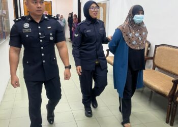 AISAH Bee Zailapdin (kanan) dihadapkan ke Mahkamah Sesyen Teluk Intan atas pertuduhan cuai sehingga menyebabkan kecederaan terhadap seorang bayi perempuan, minggu lalu.