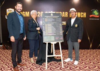 DARI kanan: Pengurus Besar Persatuan Golf Profesional Malaysia (PGM), Nik Mustapha Nik Mohamed bersama Pengarah PGM, Yip Jian Lee dan Pengarah Asian Tour, Ke Kudo ketika melancarkan Kalender PGM 2026 di Kelab Golf Seri Selangor, semalam.