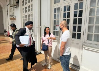 LEONG Hoi Aw (kanan) dilepaskan dan dibebaskan oleh Mahkamah Tinggi Ipoh daripada pertuduhan mengedar dadah, lima tahun lalu.