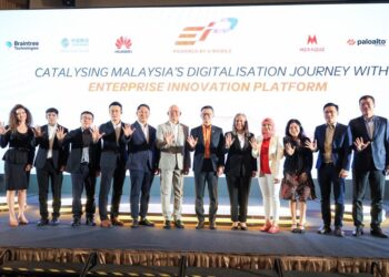 WOON Ooi Yuen (lima dari kiri) pada pelancaran Platform Inovasi Perusahaan (EIP) U Mobile di Hotel Berjaya Times Square di sini, semalam. - UTUSAN/FARIZ RUSADIO