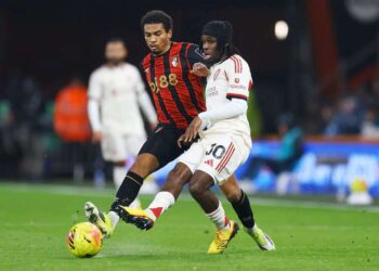 PERTAHANAN Kanan Liverpool, Jeremie Frimpong diasak pemain Bournemouth pada aksi Liga Perdana Inggeris(EPL) awal pagi tadi-AFP