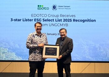 FAROZE Nadar (kiri) ketika menyampaikan sijil pengiktirafan kepada Adlan Tajudin (kanan) di laman Edotco baru-baru ini.