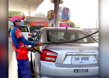 TANGKAP layar pekerja sebuah stesen minyak yang mengisi petrol RON95 ke dalam tangki sebuah kenderaan berpendaftaran asing di Sungai Petani.