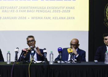 MOHD Yusoff Mahadi (dua dari kiri) mengadakan sidang akhbar di Kelana Jaya, semalam. Turut hadir (dari kiri) Noor Azman Abdul Rahman, Setiausaha Agung Konfederasi Bolasepak
Asia (AFC), Datuk Seri Windsor Paul John dan Timbalan Setiausaha Agung AFC, Vahid Kardany. – UTUSAN/SHIDDIEQIIN ZON