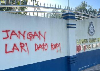 ANTARA ugutan yang diterima oleh Ketua Polis Kelantan menerusi contengan menggunakan dakwat merah pada dinding Lapang Sasar  Polis Kontinjen Kelantan di Gunong, Bachok, Kelantan pada 22 Disember lalu.
