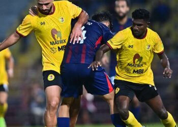 Dua pemain Negeri Sembilan FC mengekang pergerakan pemain JDt dalam aksi Liga Super di  Stadium Tuanku Abdul Rahman, Paroi.