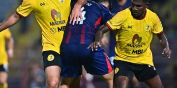 Dua pemain Negeri Sembilan FC mengekang pergerakan pemain JDt dalam aksi Liga Super di  Stadium Tuanku Abdul Rahman, Paroi.