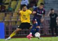 PEMAIN NSFC, Khuzaimi Piee (kiri) menghalang kemaraan pemain JDT, Bergson Da Silva dalam aksi Liga Super di Stadium Tuanku Abdul Rahman, Paroi, kelmarin.