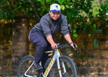 FATEHAH Mustafa mahu kejayaannya dalam sukan berbasikal menjadi sumber inspirasi melahirkan lebih ramai jaguh. -UTUSAN/PUQTRA HAIRRY