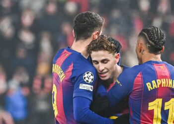 PEMAIN Barcelona, Fermin Lopez meraikan jaringan bersama rakan sepasukannya pada aksi Liga Juara-Juara Eropah menentang Slavia Prague di Fortuna Arena, Prague.-AFP