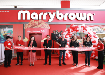 KETUA Pegawai Eksekutif Marrybrown, Daniel Chan; Pengasas, Marrybrown, Datin Nancy Liew;
dan Datuk Lawrence Liew, serta Ketua Pegawai Eksekutif MESRA, Ian Malcolm Cruddas, pemilik Stesen Petronas Seksyen 15 Shah Alam, Faridah dan Pengurus Kanan, Perniagaan Pelengkap MESRA, Kelly Ho Hin Wei memotong reben sebagai simbolik pembukaan Marrybrown Pandu Lalu di Stesen Petronas Seksyen 15 Shah Alam, semalam.