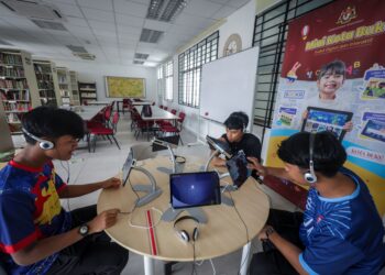 DENGAN pendekatan seimbang, kita dapat mengurangkan kesan buruk era digital.