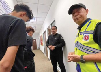 KHAIRUL Anwar Ahmad memberi nasihat pemuda yang ditahan setelah didapati positif dadah jenis ganja selepas berhibur sempena Tahun Baharu di Thailand baru-baru ini. – UTUSAN/JAMLIAH ABDULLAH