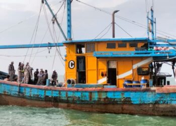 ANGGOTA Maritim Malaysia Zon Kuala Kurau dan LKIM Perak membuat pemeriksaan ke atas sebuah bot dalam operasi bersepadu di Perairan Kerian dan Larut Matang semalam. – UTUSAN/WAT KAMAL ABAS