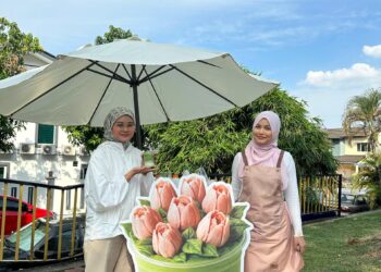 NIK Azwien Syafiqa Nik Omar (kanan) mengakui jualan minumannya mampu menjana pendapatan lebih RM10,000 sebulan.