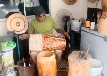 Mohd. Don Abd. Rahman memukul gendang ibu yang baharu disiapkan.