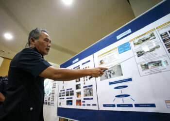 ADZLI Abu Shah menunjukkan gambar suspek yang ditahan dalam serbuan berkaitan penyeludupan imigran pada sidang akhbar di IPK Kedah, Alor Setar, hari ini. - UTUSAN/SHAHIR NOORDIN