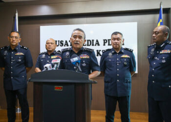 ADZLI Abu Shah (tengah) pada sidang akhbar di IPK Kedah, Alor Setar, hari ini. - UTUSAN/SHAHIR NOORDIN