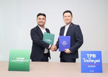 BILLy Goh Soo Wee (kiri), bertukar dokumen perjanjian dengan Eugene Foong, pada majlis pemeteraian kerjasama strategik antara kedua-dua syarikat.