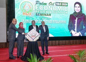 MENTERI Perladangan dan Komoditi, Datuk Seri Noraini Ahmad (dua kiri) bersama Ahmad Parveez ( kanan) dan Pengerusi Lembaga Minyak Malaysia, Datuk Mohamad Helmy Othman (kiri) ketika gimik pada majlis perasmian Palm Oil Economic Review and Outlook Seminar (R&O) 2026 di Berjaya Times Square Hotel di sini, hari ini. - UTUSAN/SYAKIR RADIN