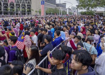 Kebajikan rakyat lebih utama daripada survival politik dan parti politik perlu memperjuangkan kebajikan rakyat bukan sekadar slogan yang sentiasa dilaungkan. – MINGGUAN/FARIZ RUSADIO