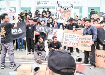 ANTARA mahasiswa yang menyertai himpunan aman membantah Hukuman Tatatertib Terus di  Universiti Malaya (UM), Kuala Lumpur, semalam. –UTUSAN/FARIZ RUSADIO