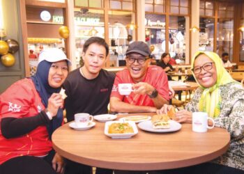 NICK Ng (dua dari kiri) bersama pelanggan di Hock Kee Kopitiam.