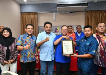 MOHD. Sharkar Shamsudin (tiga dari kiri)